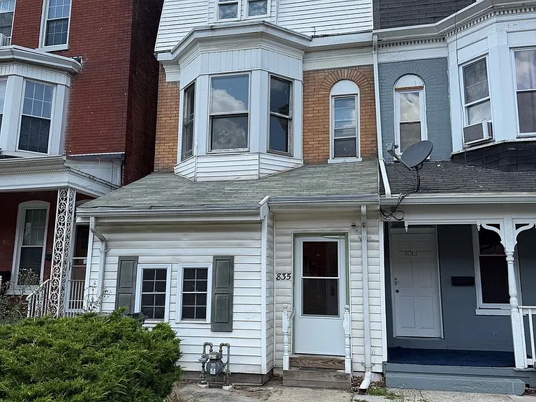 835 Linden Ave — Photo 1