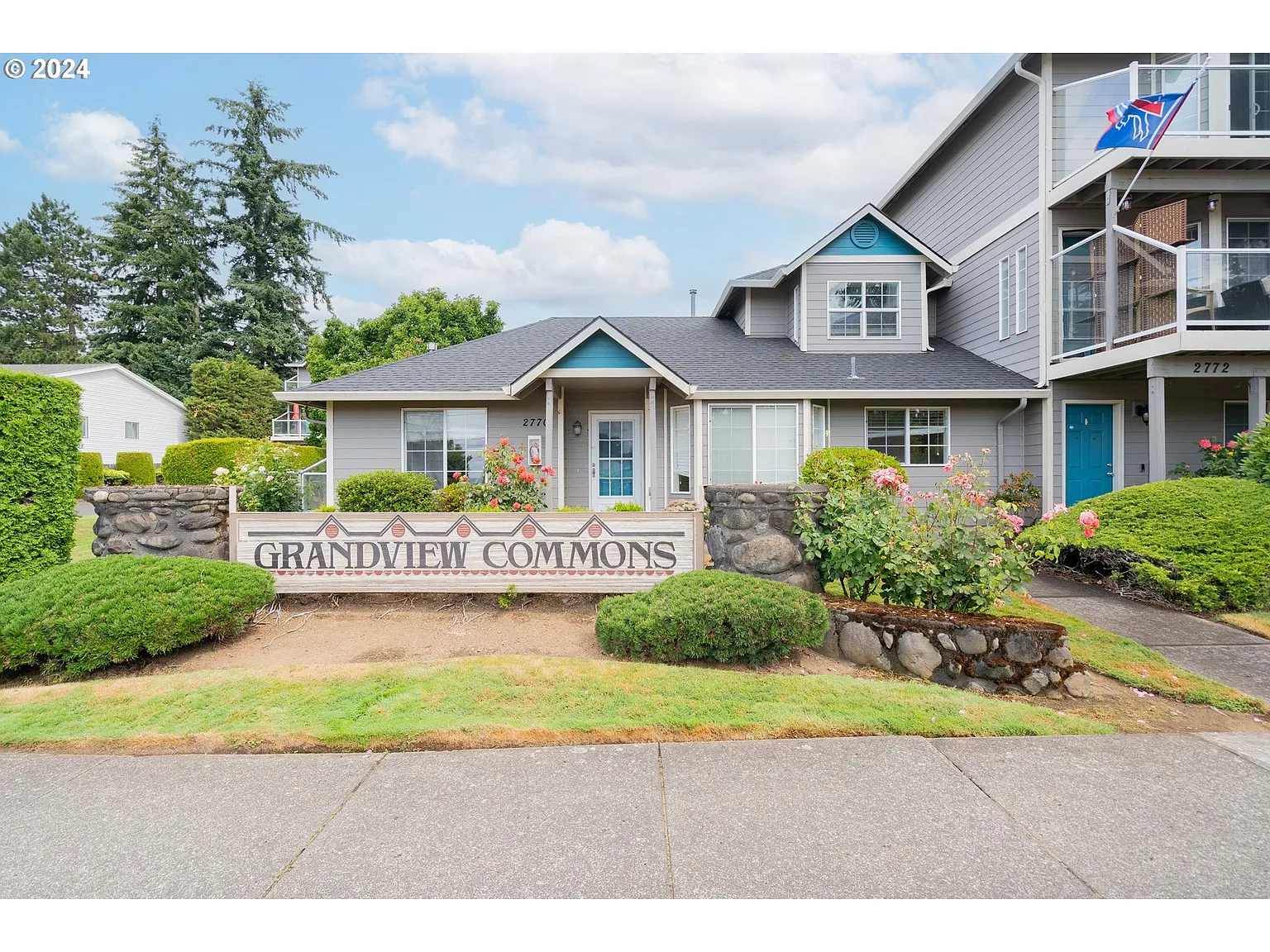 2770 E McLoughlin Blvd photo 1