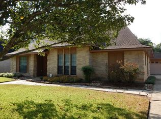112 Raintree Ln, Lake Jackson, TX 77566
