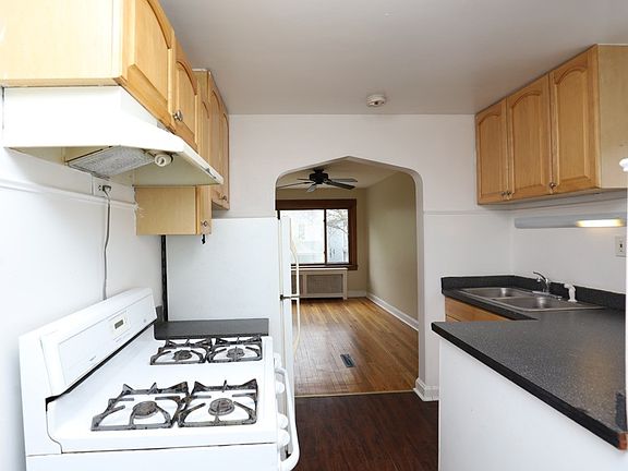 3rd image of 3908 W Montrose Ave #F2