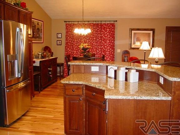 5th image of 3916 W 90th St