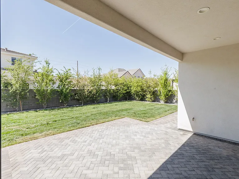 1621 W Approach Ln — Photo 42