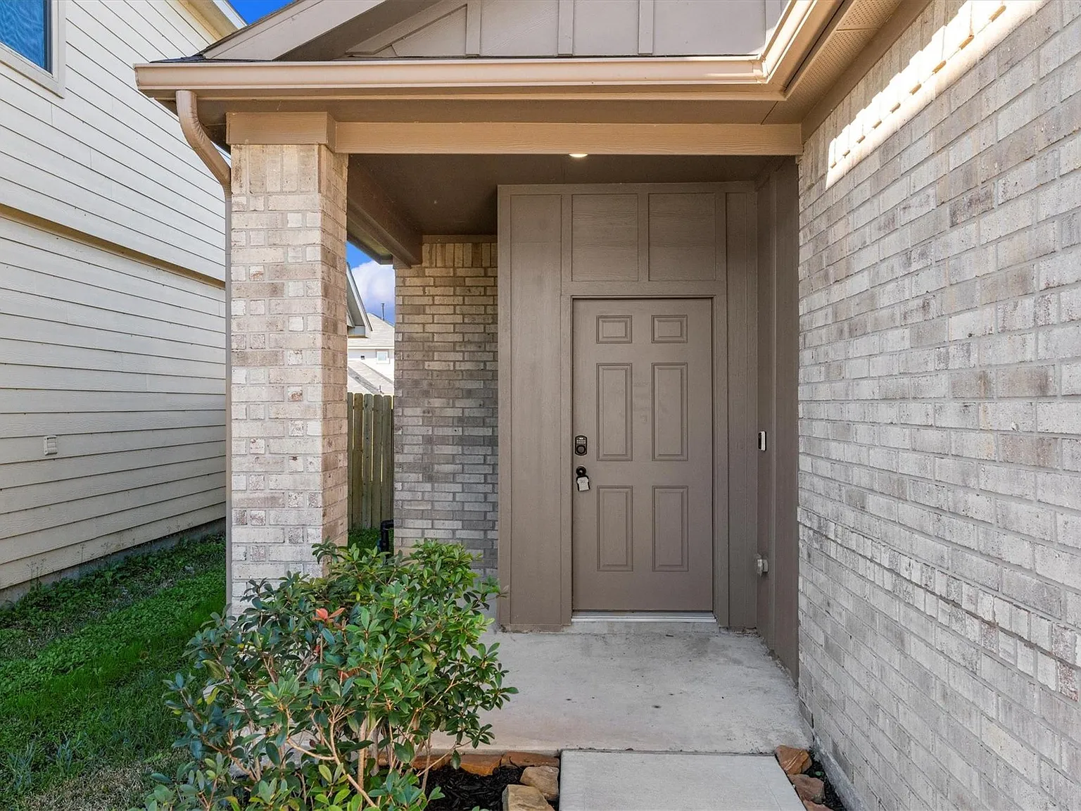 3 bed, 2.0 bath, 1411 sqft, $2,050 — Photo 3