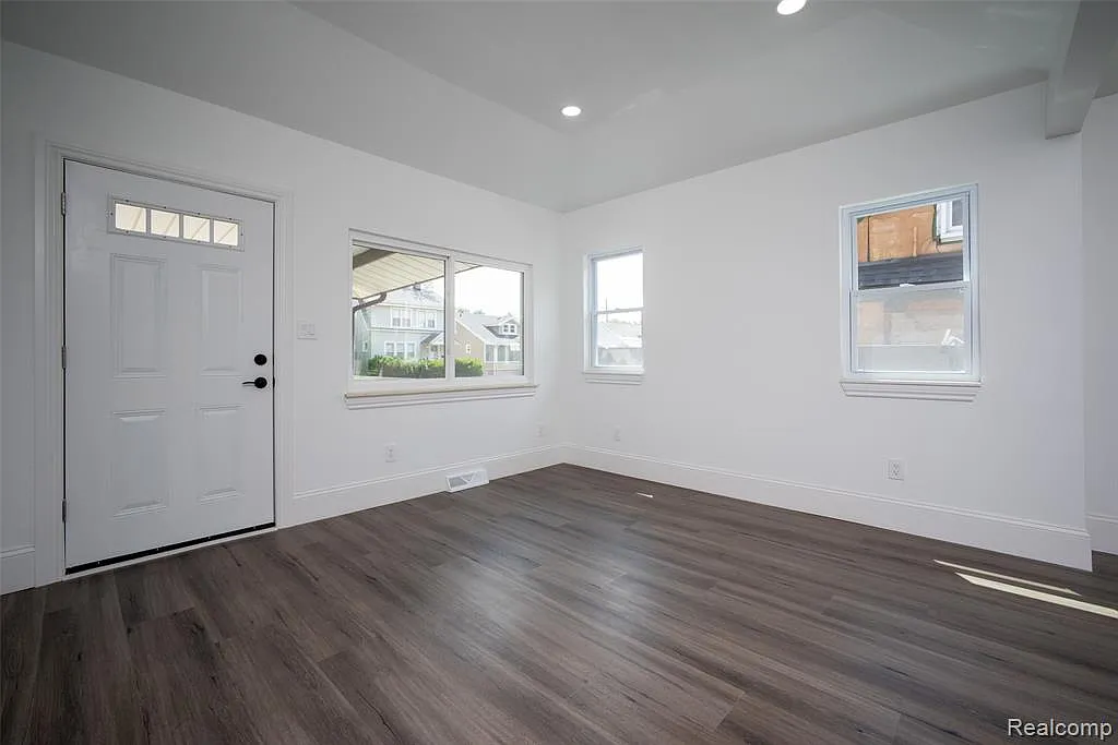 3 bed, 1.0 bath, 1216 sqft, $2,200 — Photo 4