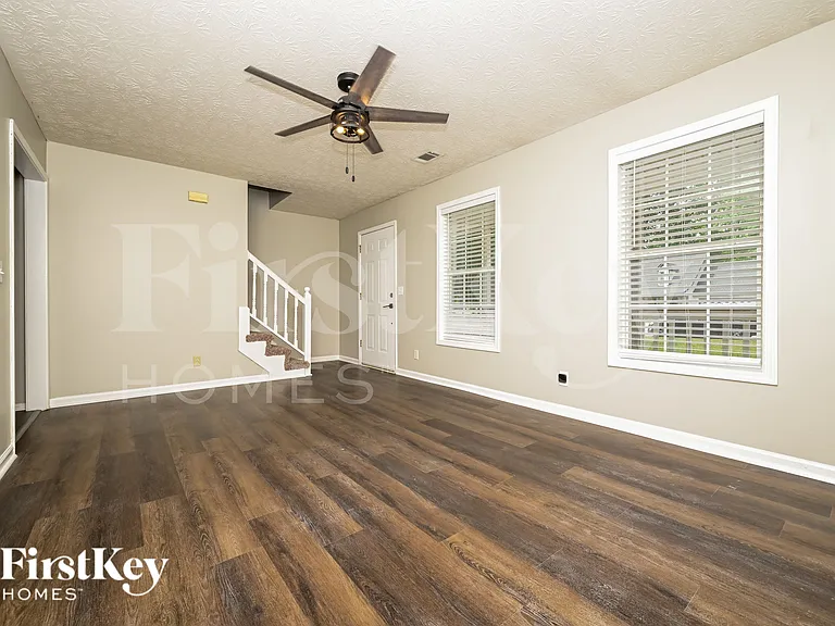 724 Westbury Dr — Photo 2