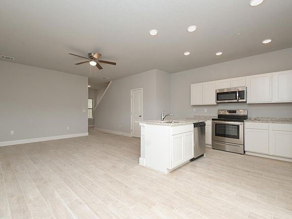 3rd image of 7204 Savannah Dr