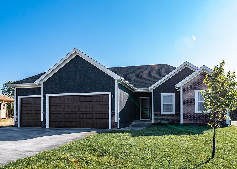 1st image of 635 Oakwood Ln