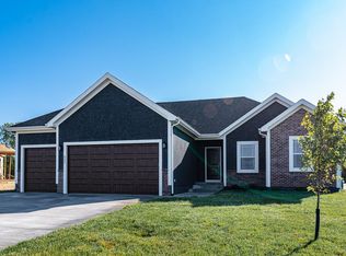 635 Oakwood Ln, Tonganoxie, KS 66086