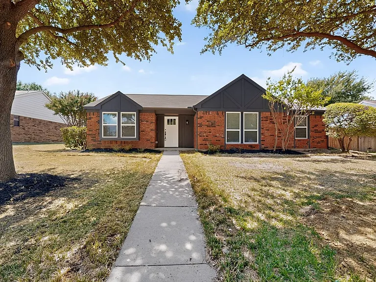 215 Aspenway Dr — Photo 3