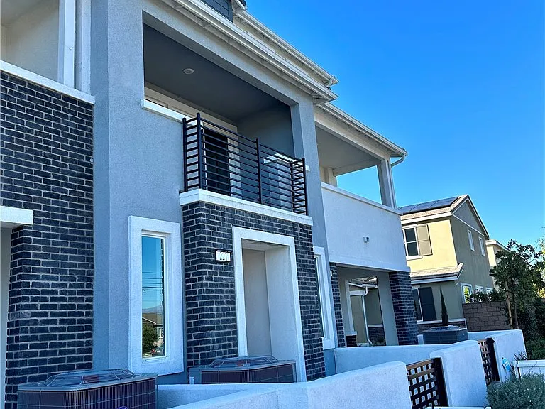 221 N Vincent Ave — Photo 3