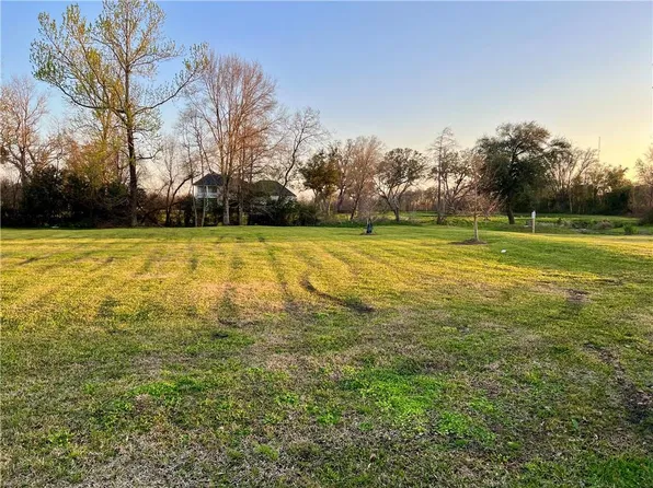100 Green Trails Dr, Belle Chasse, LA 70037