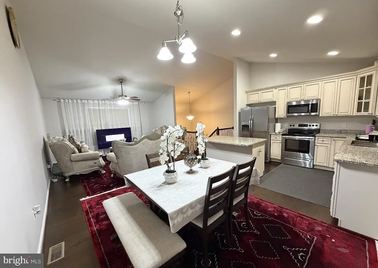 4 bed, 3.0 bath, 2190 sqft, $2,990 — Photo 2