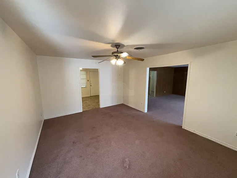 208 Oak St — Photo 2