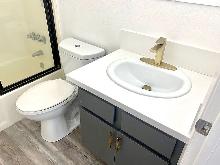 14914 Hamlin St #103 — Photo 3
