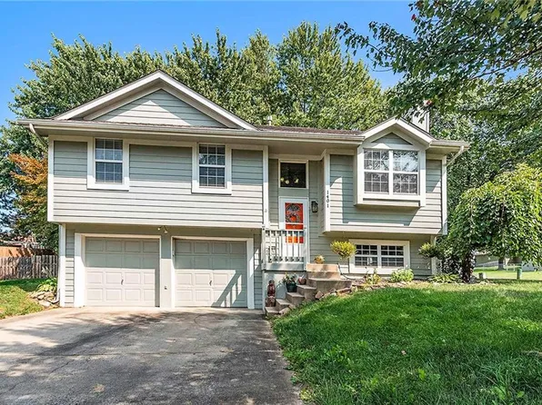 1401 N Sycamore St, Louisburg, KS 66053