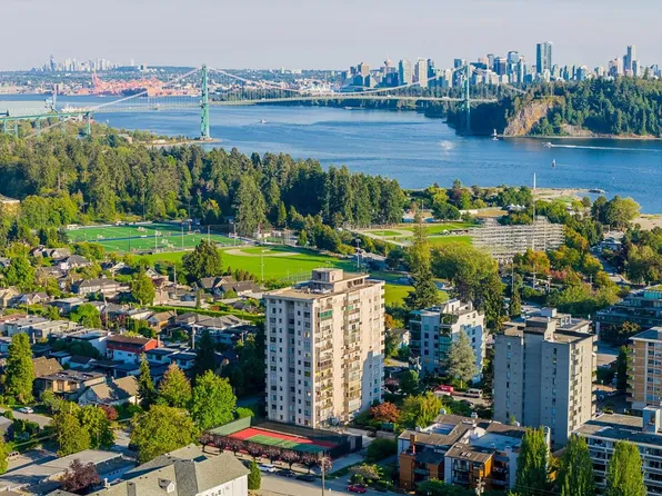 555 13th St #1102, West Vancouver, BC V7T 2N8