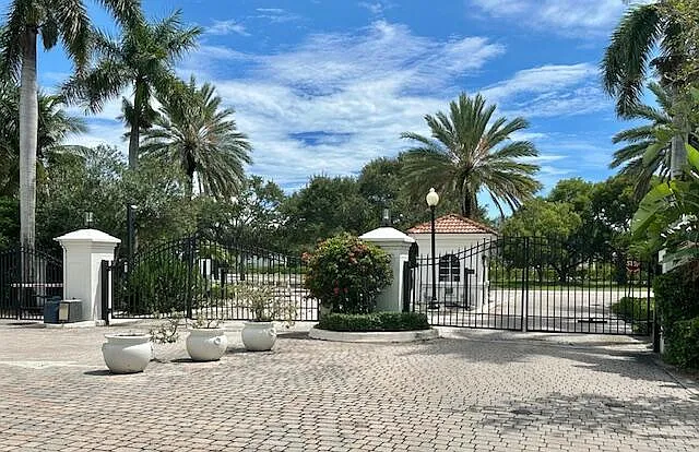 615 Villa Cir — Photo 35