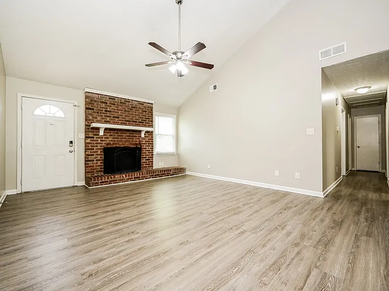417 Willow Ct SE — Photo 3