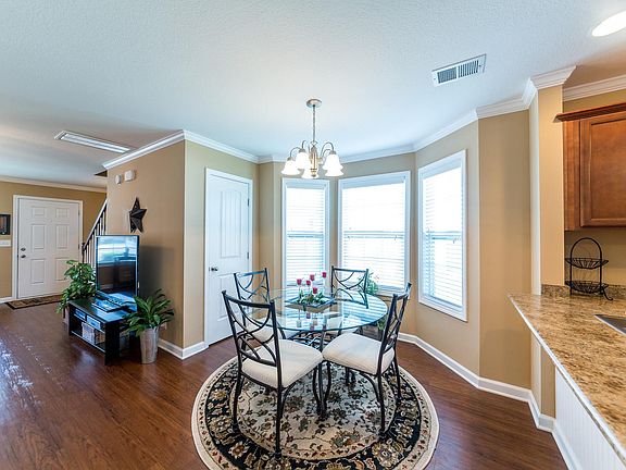 5th image of 301 Sam Houston Cir