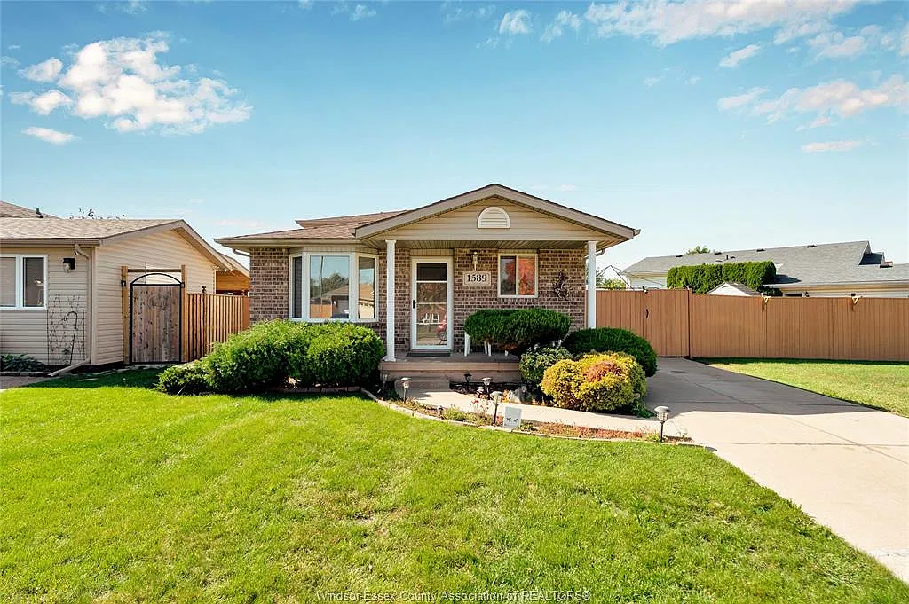 4 bed, $2,750 — Photo 1