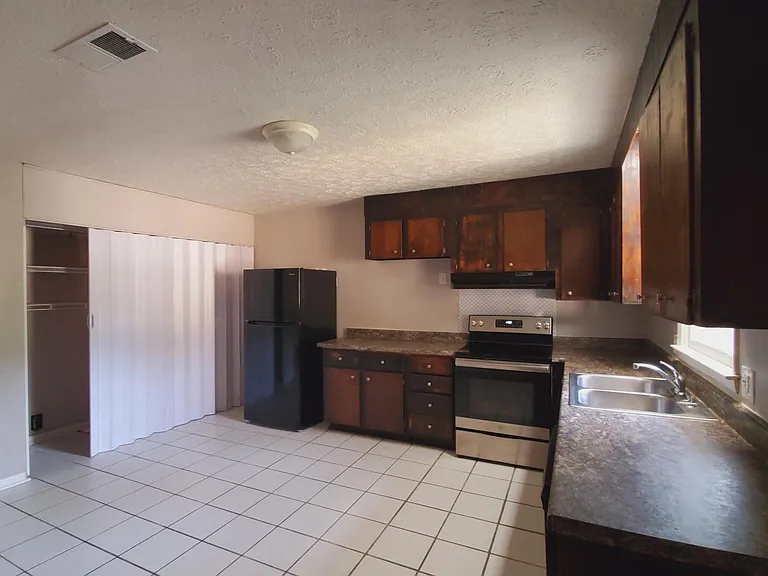 103 Karen Dr — Photo 3