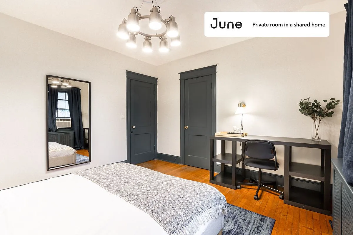 Queen bedroom in 5 bed/2 bath home in Cleveland Park #333 C — Photo 2