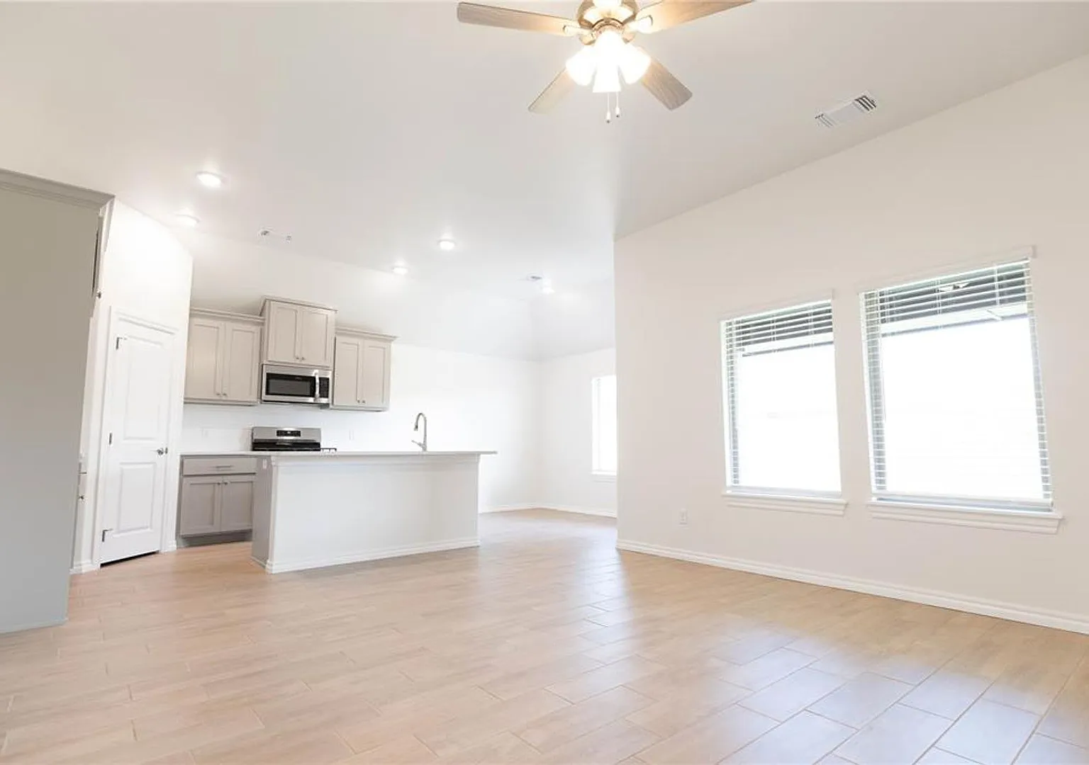 Brand New 4 Bedroom 2 Bath Home in Mustang Schools — Photo 2