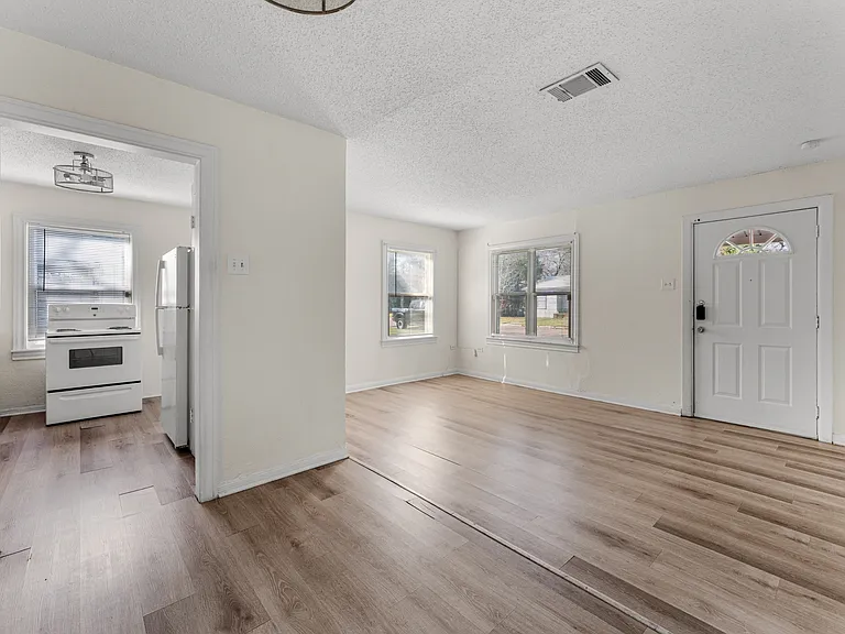 3916 Homan Ave #3918 — Photo 4