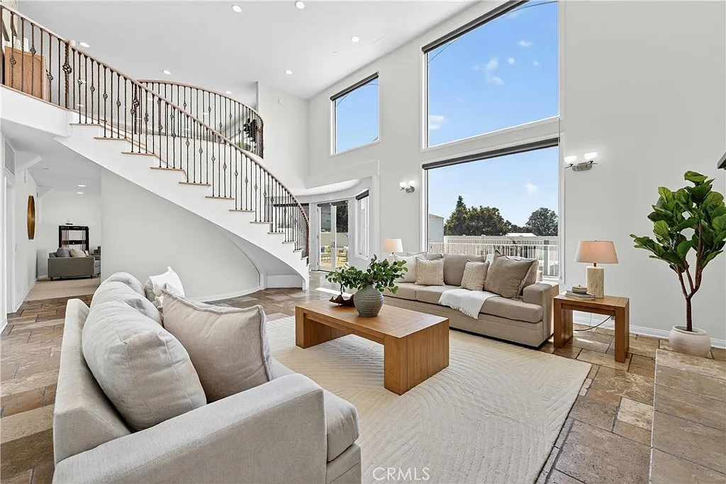 3 bed, 3.5 bath, 4273 sqft, $10,000 — Photo 2