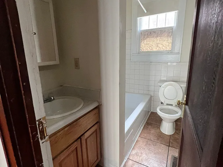 402 E 1st Street — Photo 11