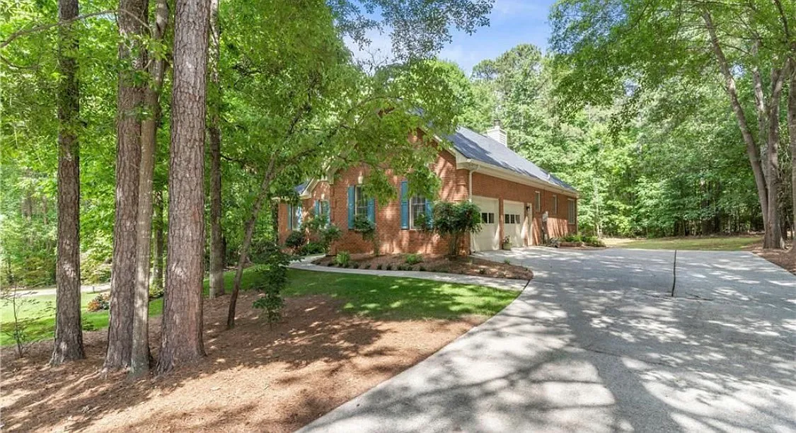3 bed, 2024 sqft, $3,000 — Photo 1
