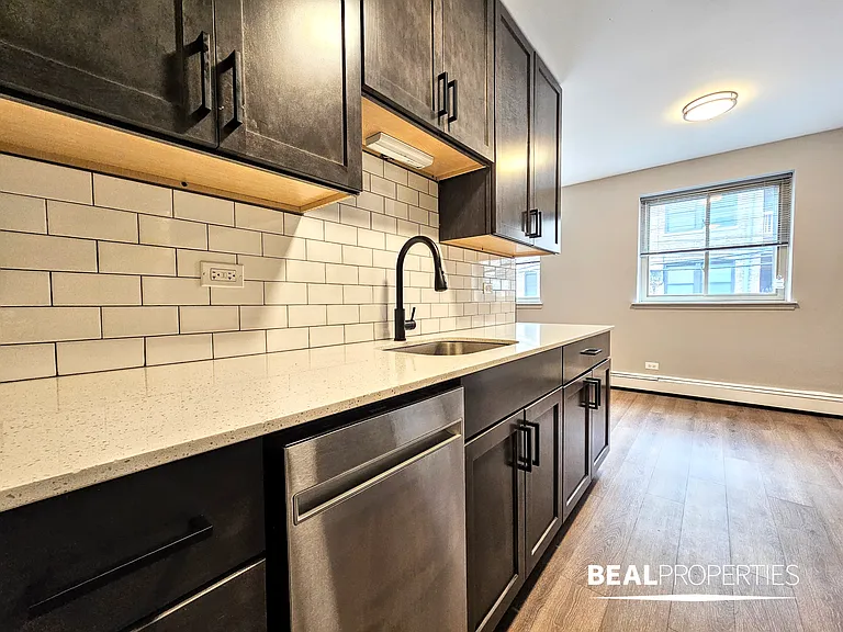528 W Oakdale — Photo 36