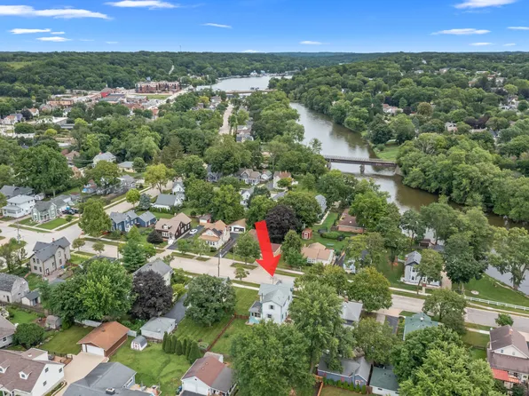 27 Center St, Algonquin, IL 60102