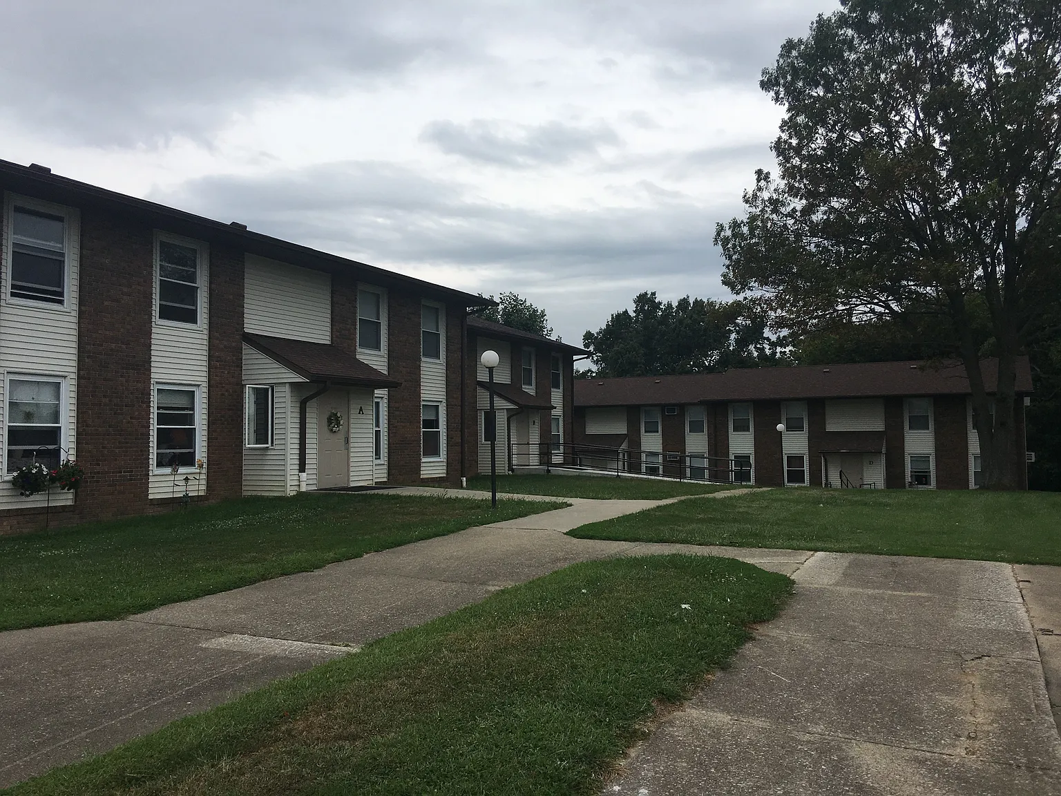 Edwards Manor Apts — Photo 2