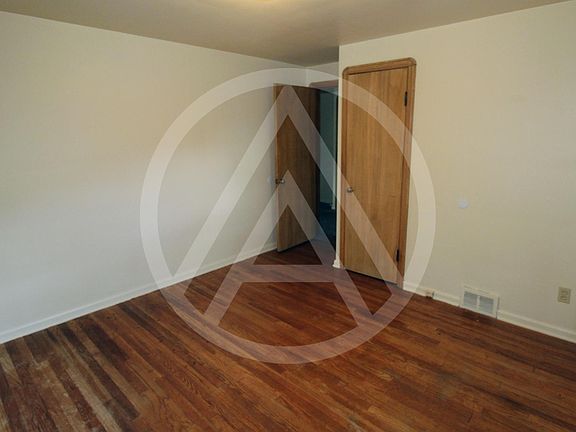 5th image of 610 E 222nd St #2