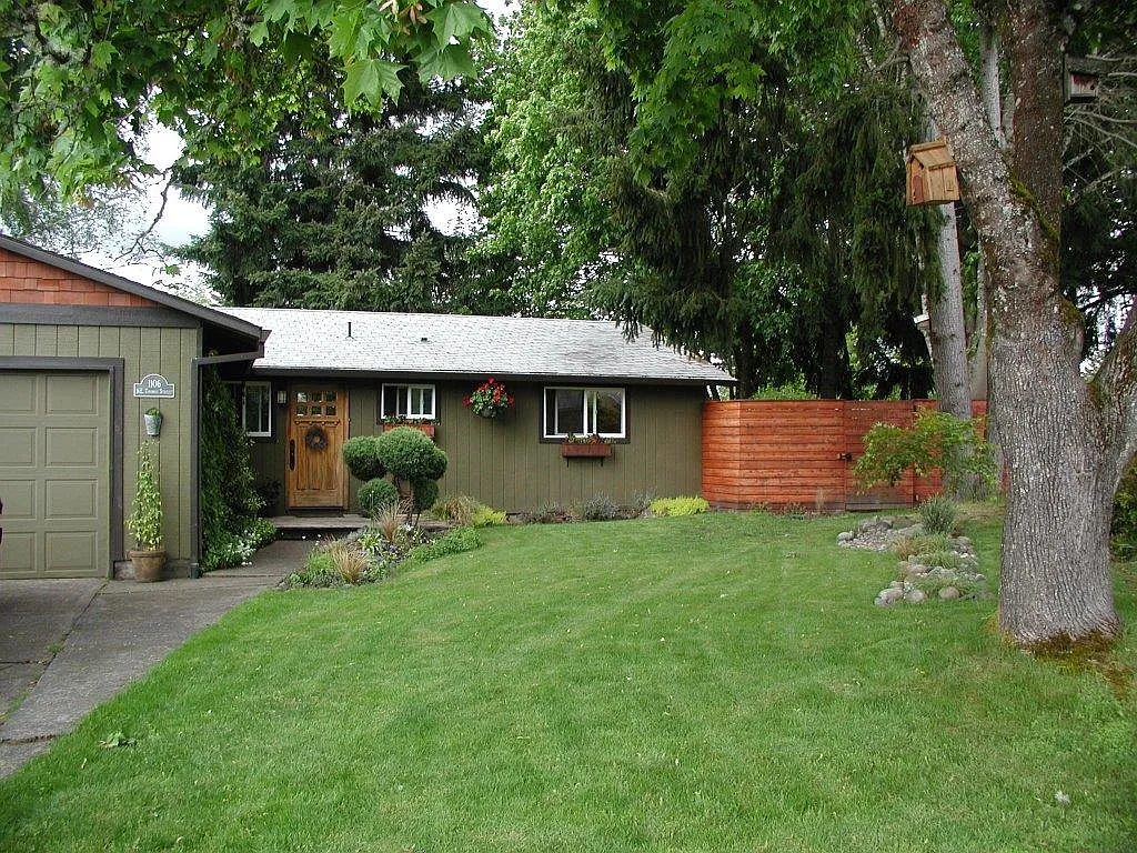 1106 NE Thomas St photo 1