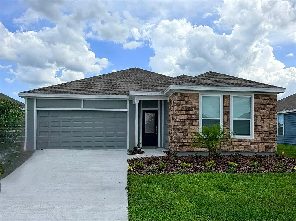 4 bed, 2.0 bath, 1872 sqft, $2,300 — Photo 1