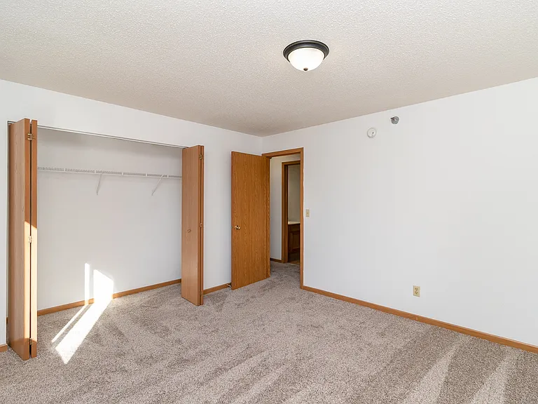 Hutchinson, MN Deer Park Apartments | 21D | Bedroom