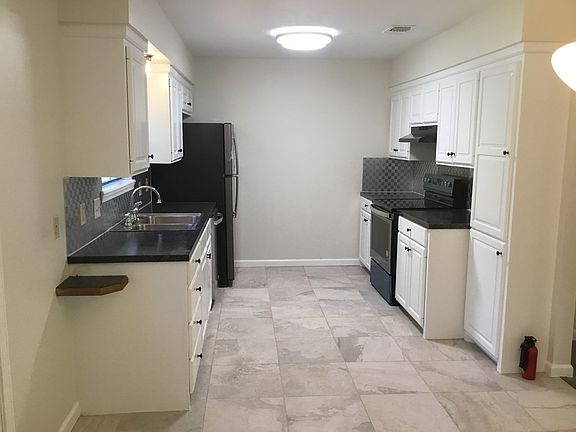 3rd image of 105 Oakwood Dr