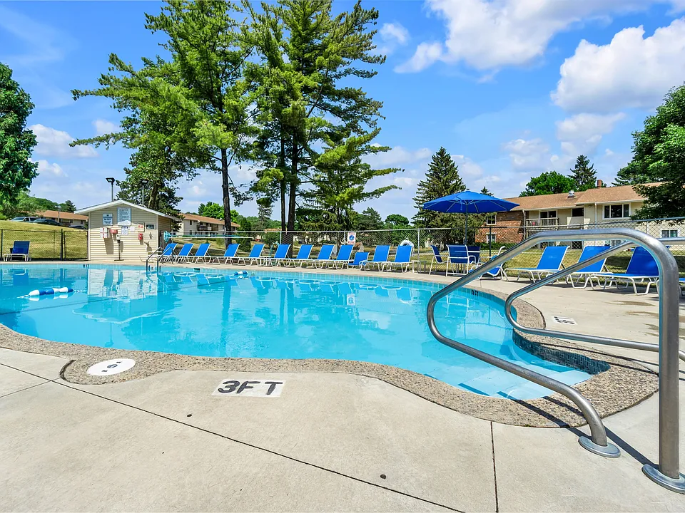 Arbor Lakes Sparkling Outdoor Pool