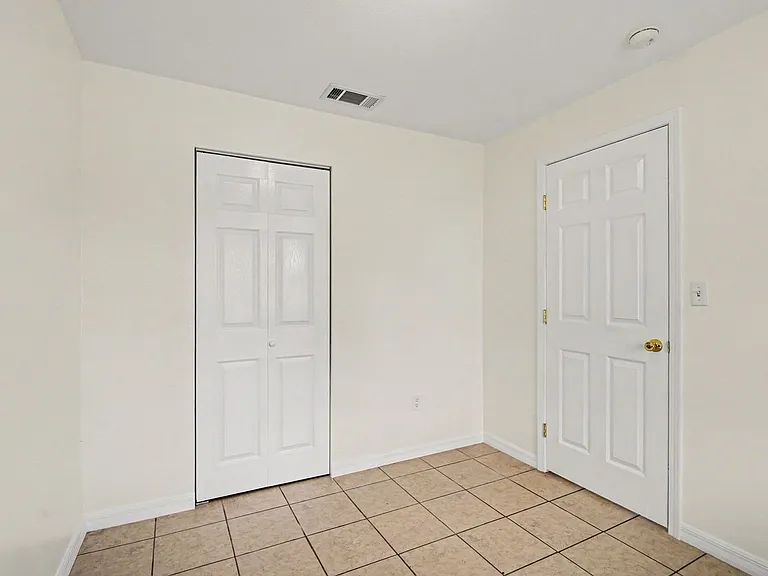 255 W Towne Pl — Photo 10