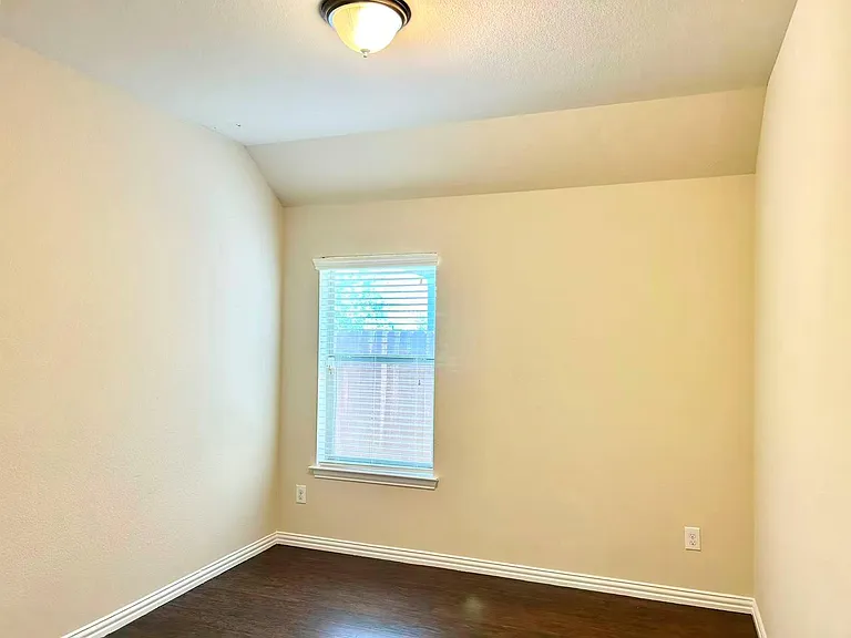 1104 Valerie Cv — Photo 23