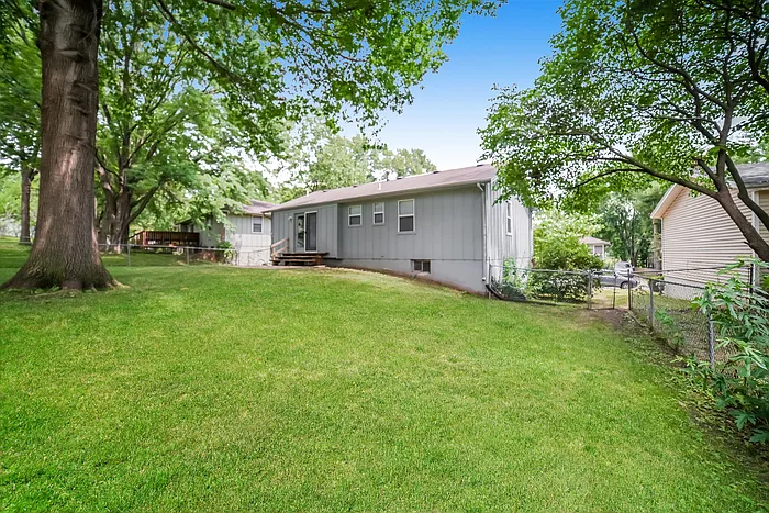 317 NE Lakeview Dr — Photo 9