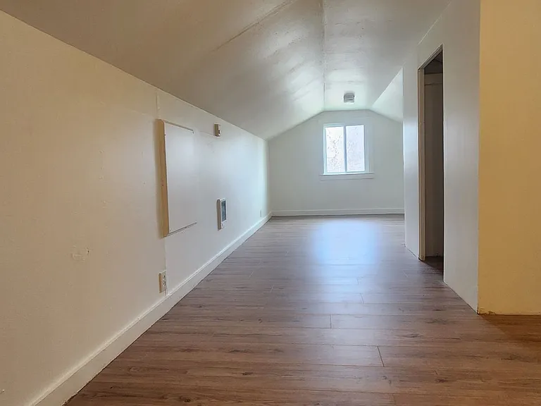 418 SW G St — Photo 7