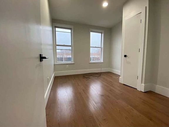 3rd image of 542 Willoughby Ave #3C