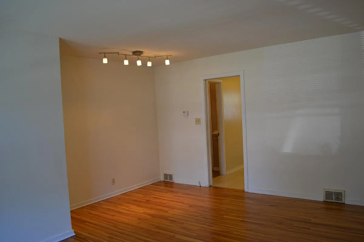 Living Room (HARDWOOD FLOORS) - 1660 Ford Pkwy