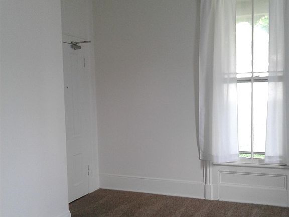 5th image of 204 Lexington St APT 1
