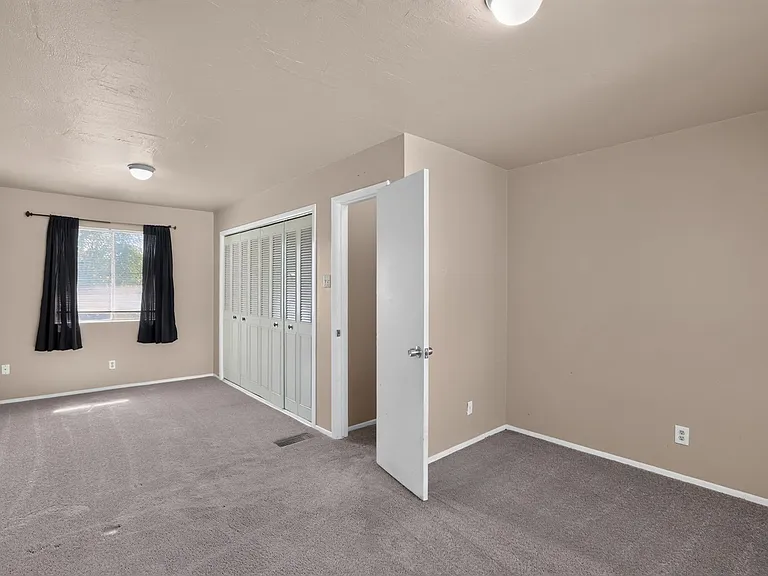 607 Syracuse St — Photo 10