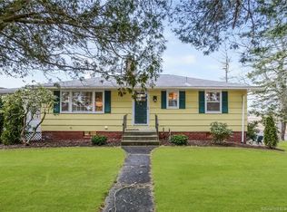 4 Riverside Ln, Madison, CT 06443