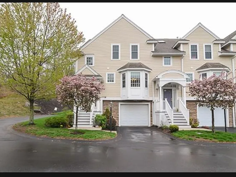 32 Richardson Rd — Photo 1